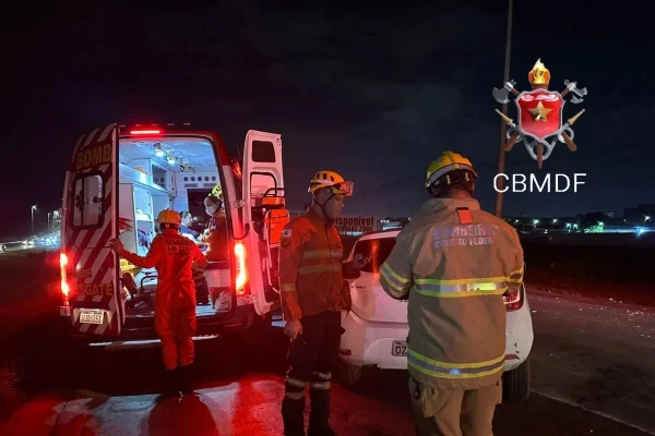Mulher é hospitalizada após carros saírem da pista em acidente na DF-001