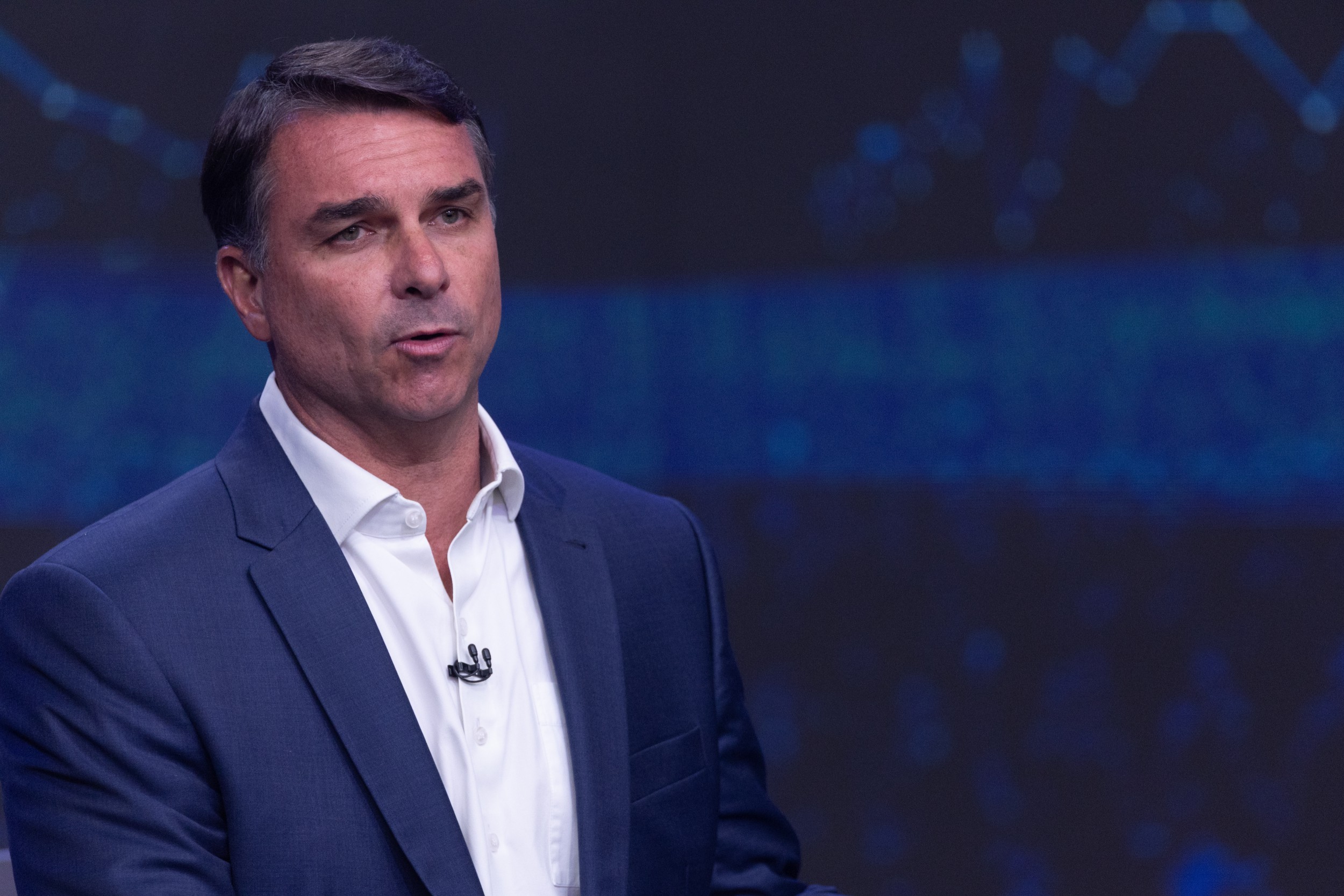 Flávio modula plano para debate da Globo, deve manter aparições atrás de Lula e reduzir provocações após pesquisas indicarem incômodo de eleitores