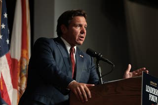 Estatua de tamanho real de Ron DeSantis derretendo intencionalmente em resposta aos negacionistas das mudanças climáticas