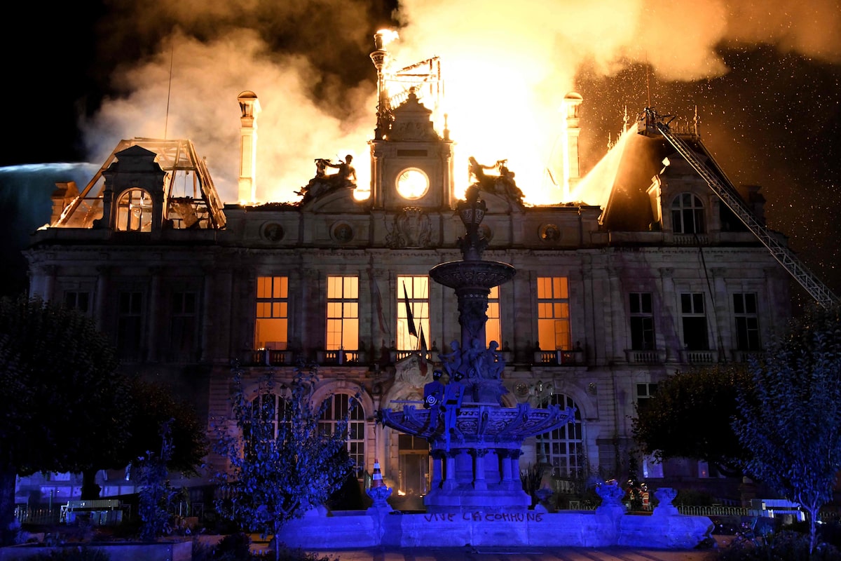 Sábado de protestos na França termina com 400 detidos, prefeitura incendiada e manifestante ferido