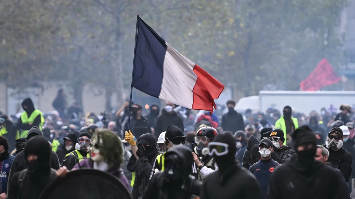 França: após novo toque de recolher, premiê francês se reúne com sindicatos