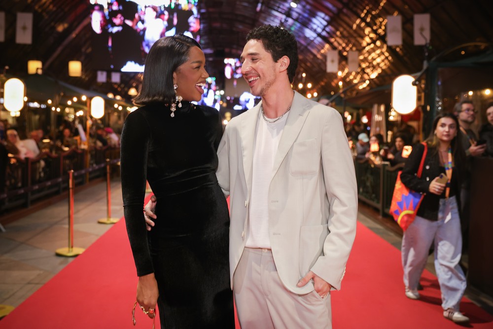 Cantora Iza acompanha o namorado, o ator João Vitor Silva, em lançamento do filme "Antártida" no Festival de Gramado de 2026 — Foto: Lucas Ramos/Divulgação