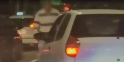 Momento em que o carro atropela Carlos Boulos, tio de Guilherme Boulos Foto: Reprodu&ccedil;&atilde;o/TV Globo / Estad&atilde;o