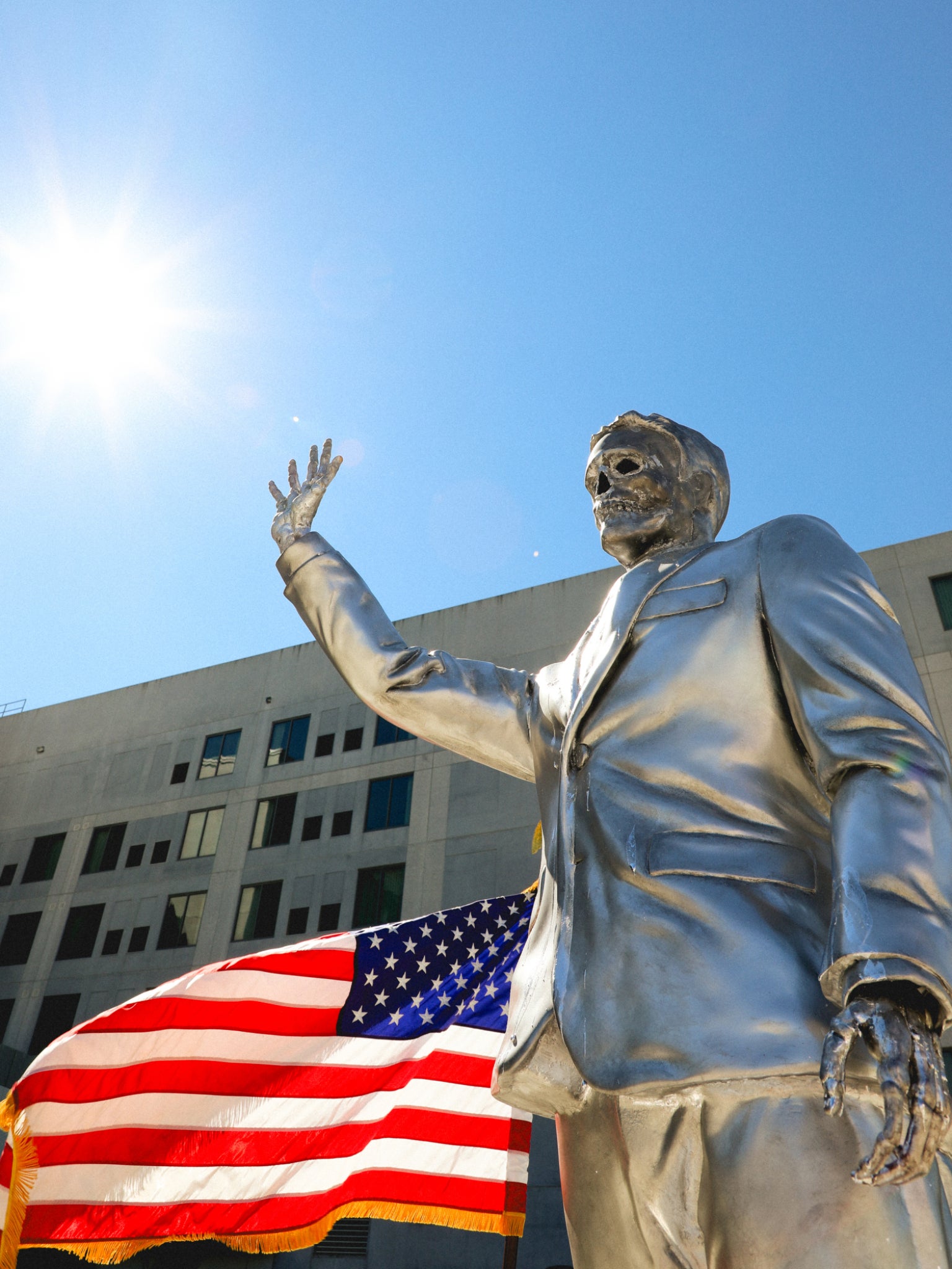 Estatua de tamanho real de Ron DeSantis derretendo intencionalmente em resposta aos negacionistas das mudanças climáticas