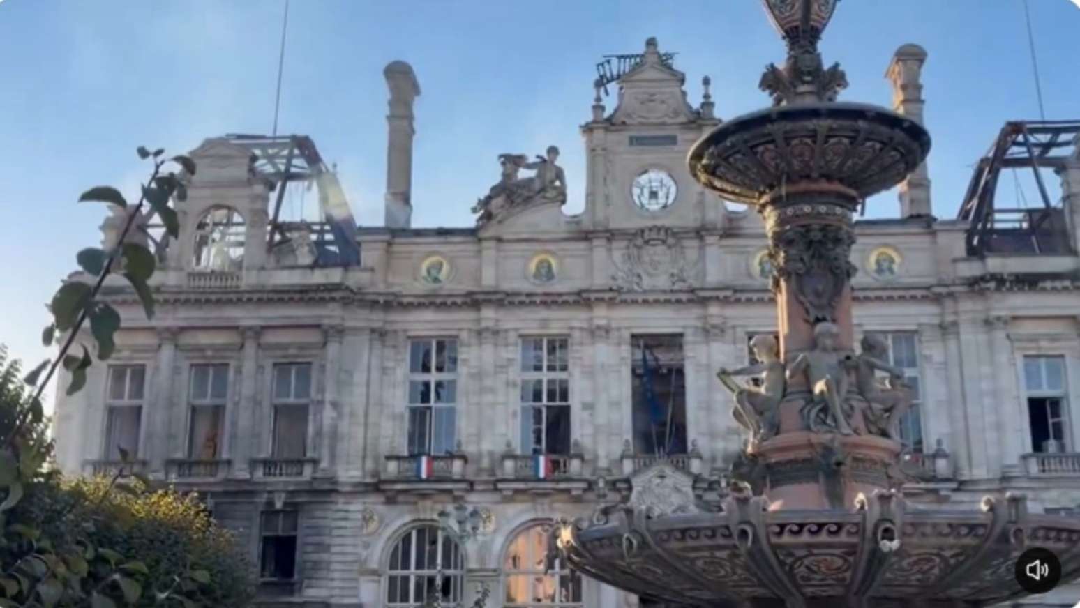 Edif&iacute;cio que abriga Prefeitura de Limoges, inaugurado do s&eacute;culo 19, teve telhado e torre derrubados em ataque