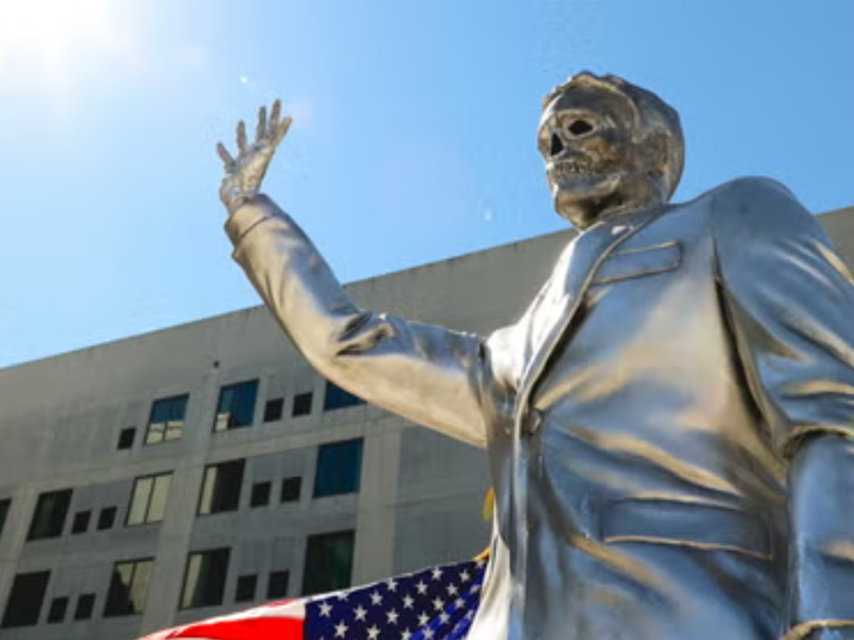 Estatua de tamanho real de Ron DeSantis derretendo intencionalmente em resposta aos negacionistas das mudanças climáticas