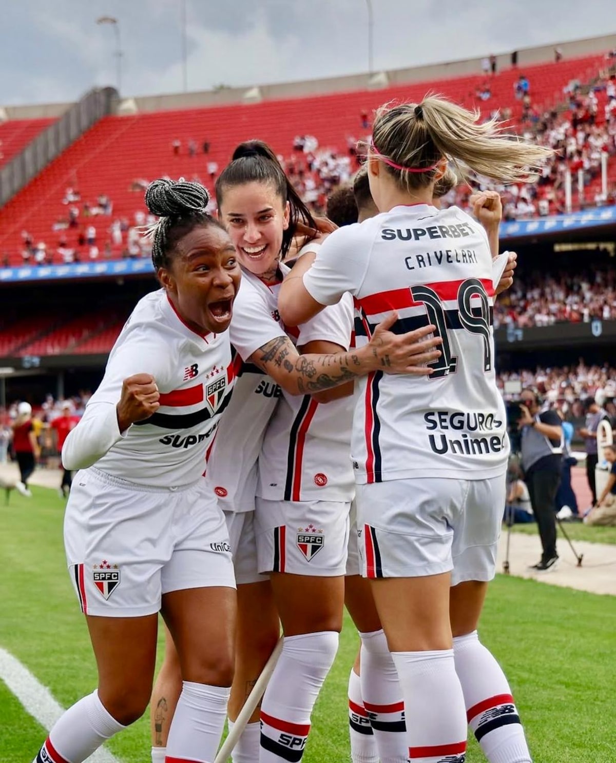 São Paulo empata com o Corinthians e conquista inédito Brasileirão feminino num MorumBis lotado