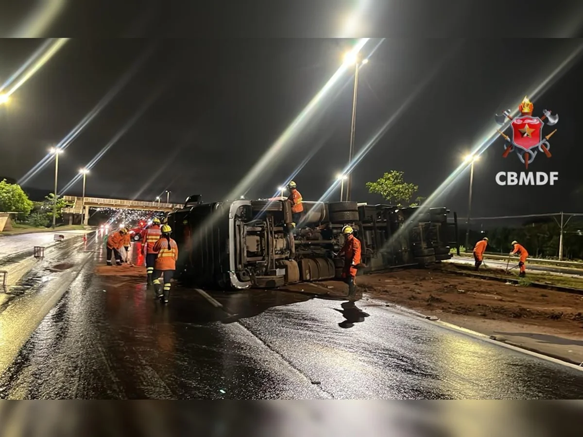 Carreta tomba e interdita trânsito na Epia Sul, no sentido Gama