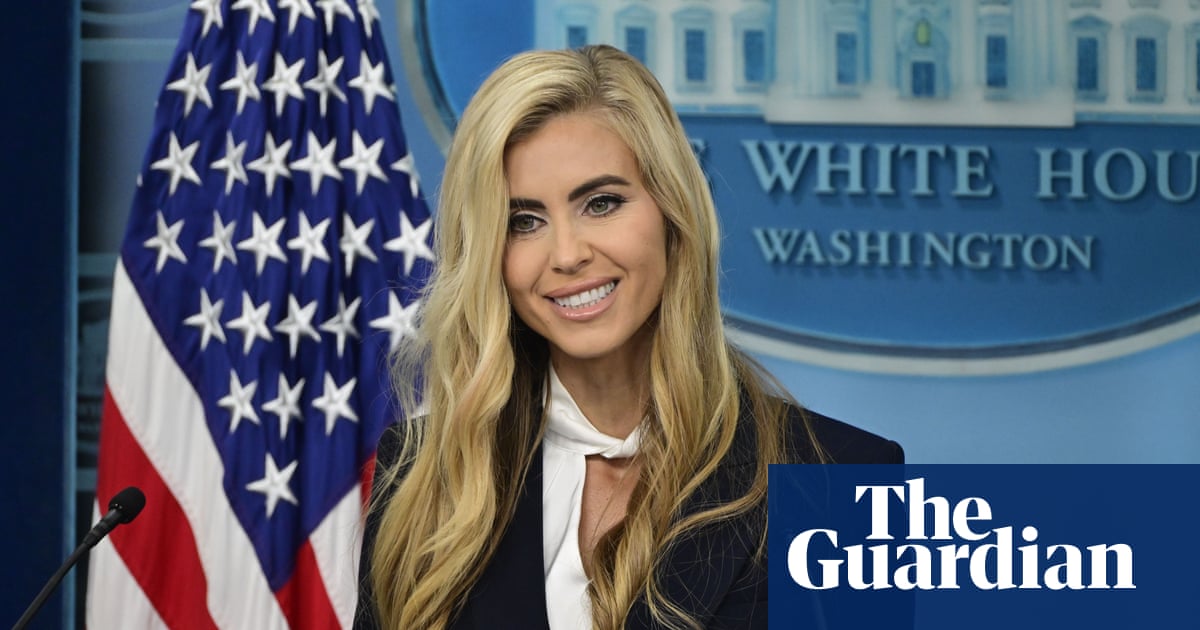 Entre no Zachbot: a nova secretária de imprensa de Trump falha em sua estréia no pódio