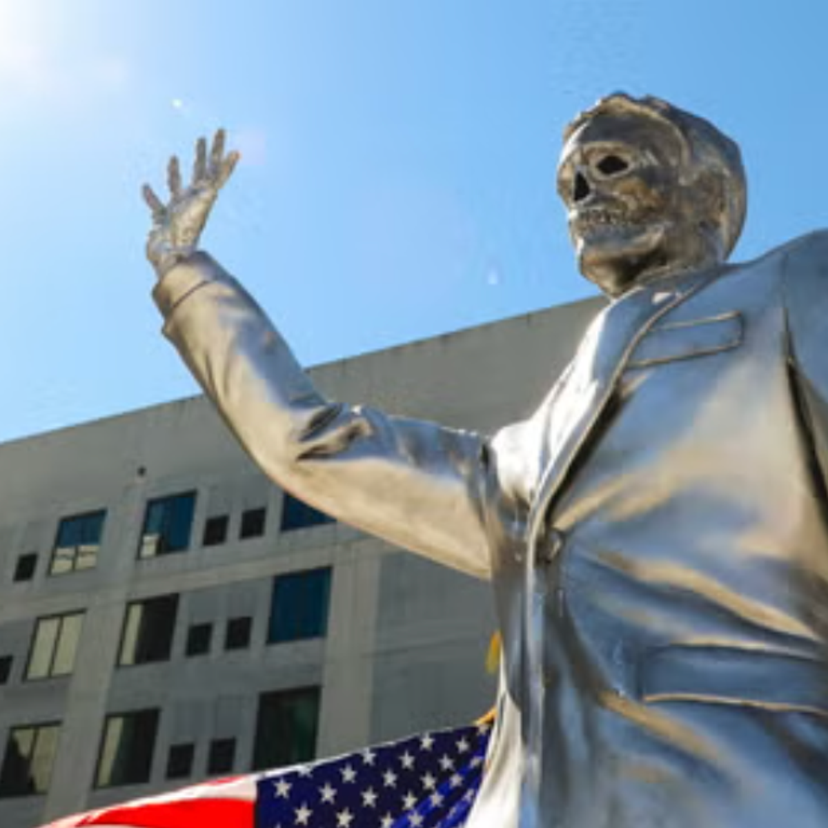Estatua de tamanho real de Ron DeSantis derretendo intencionalmente em resposta aos negacionistas das mudanças climáticas