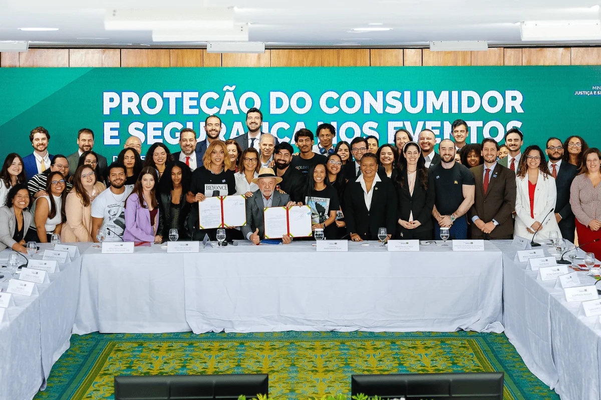 Lula em reunião com fandoms em Brasília para a assinatura da Lei Ana Benevides, que obriga a entrega de água gratuita em eventos culturais.