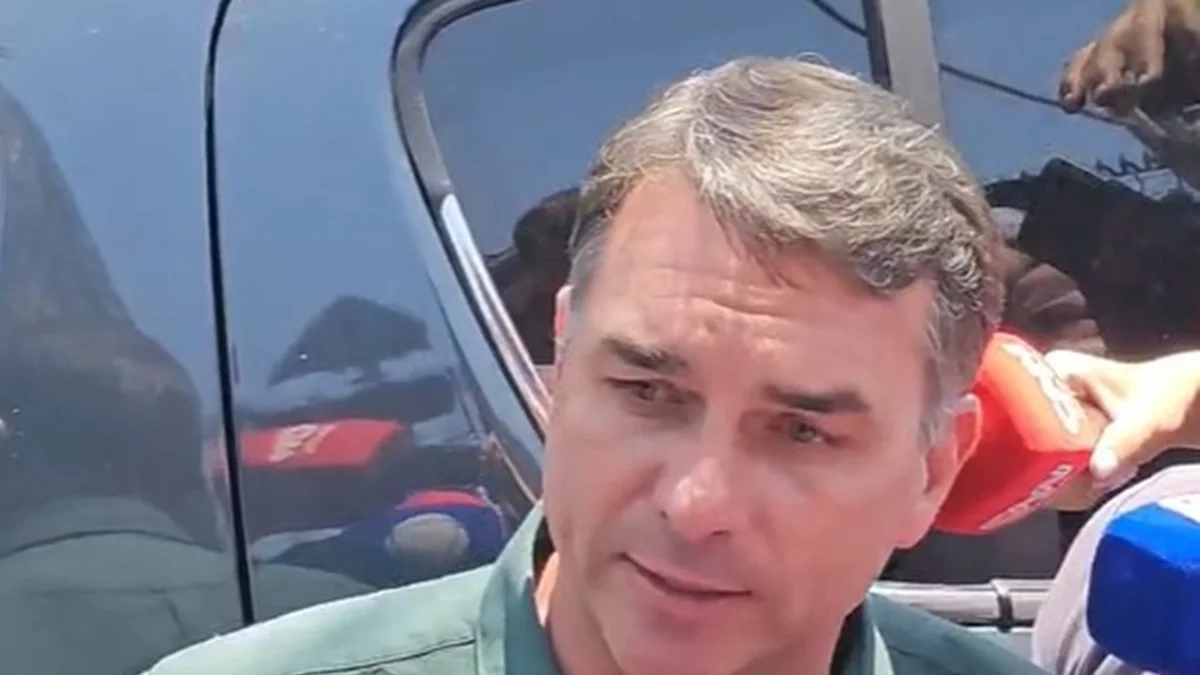 Flávio Bolsonaro registra presença e deve votar PEC da 6x1 no Senado