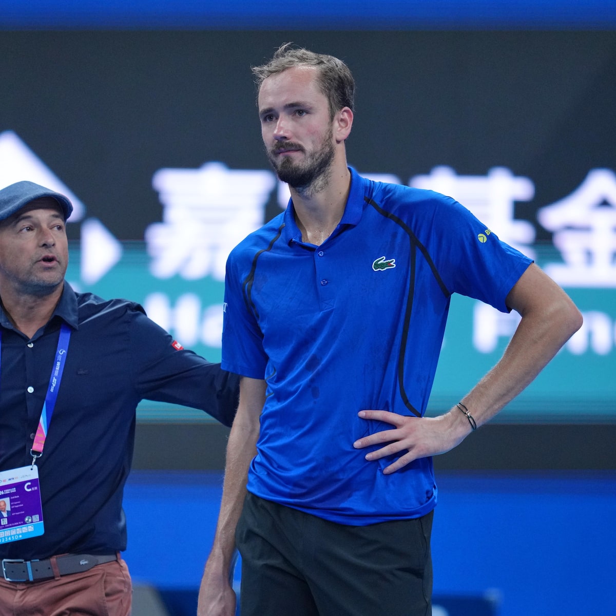 Medvedev é eliminado após acertar bolada em fã, Djokovic vai à final em Pequim e volta ao Top 10