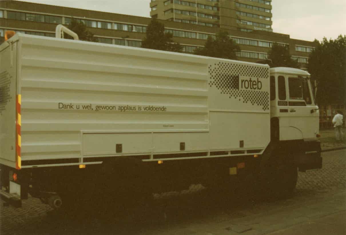 Verso extraído de The Waste Land: os caminhões poéticos de lixo de Rotterdam recebem reconhecimento cultural.