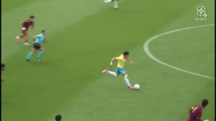 Lateral da seleção brasileira sub-17 marca golaço do meio-campo em amistoso