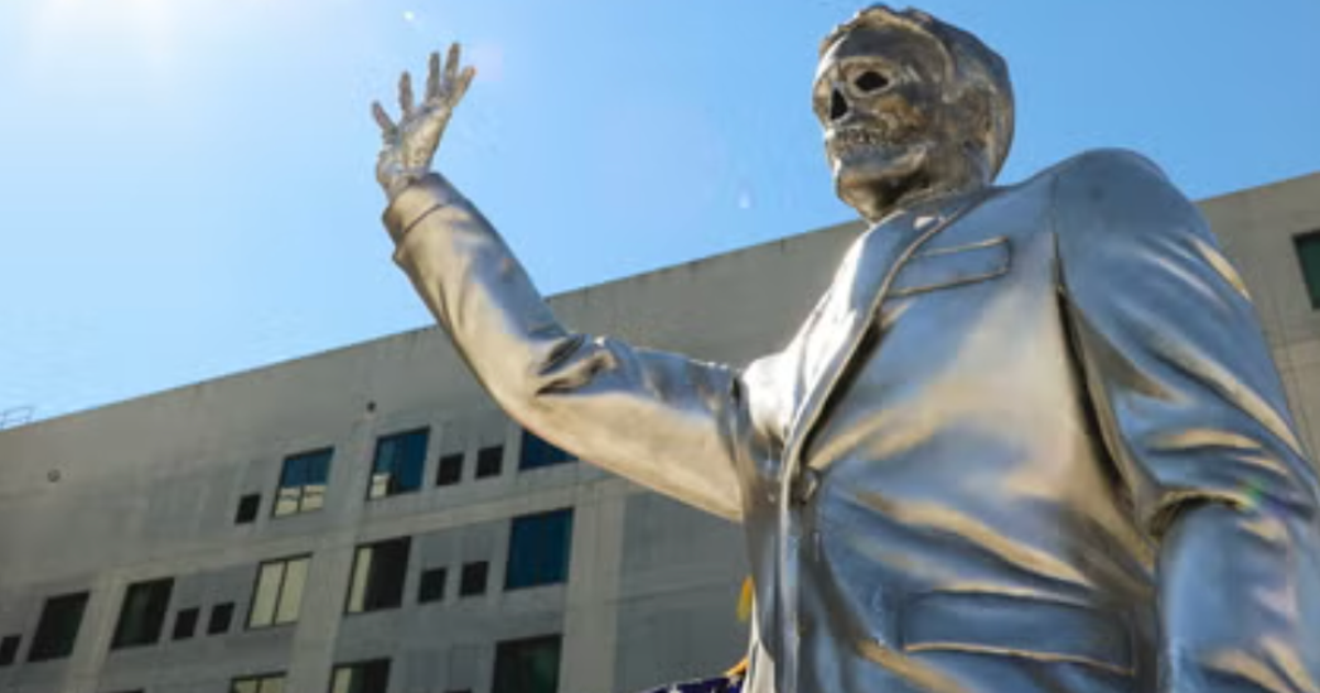 Estatua de tamanho real de Ron DeSantis derretendo intencionalmente em resposta aos negacionistas das mudanças climáticas