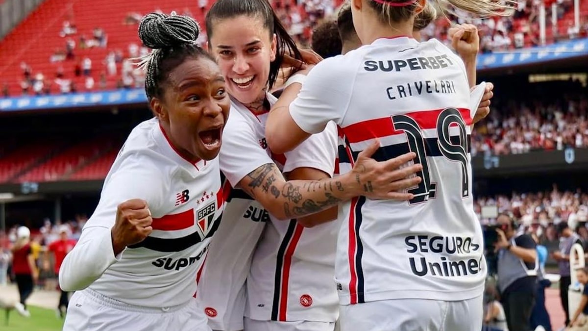 São Paulo empata com o Corinthians e conquista inédito Brasileirão feminino num MorumBis lotado