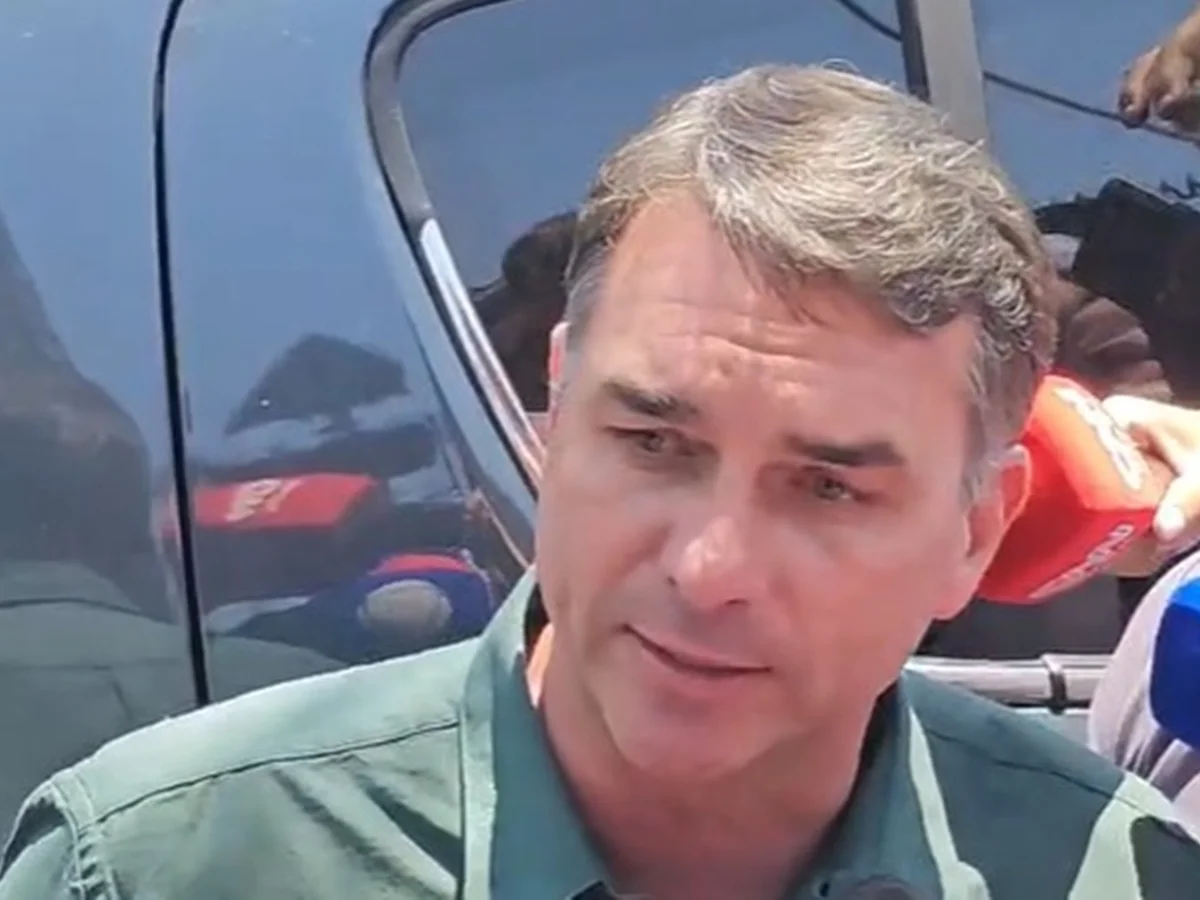 Flávio Bolsonaro registra presença e deve votar PEC da 6x1 no Senado
