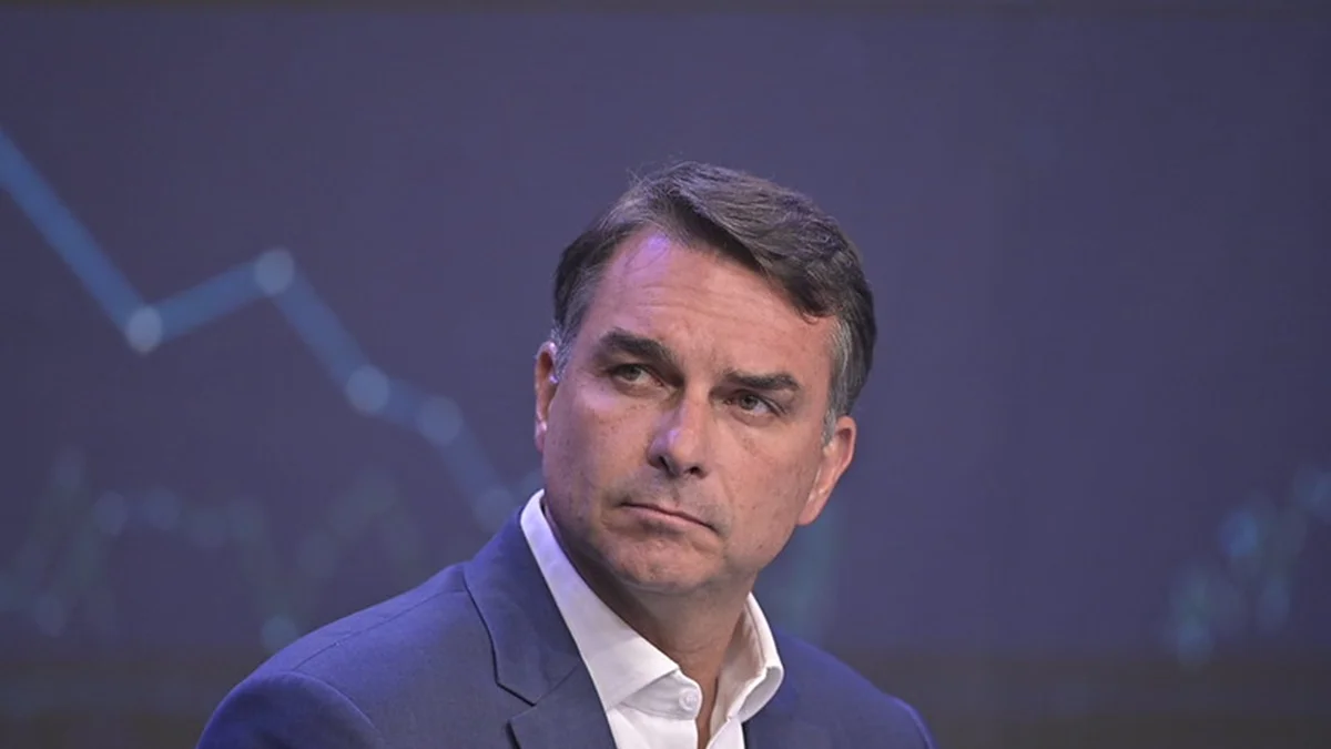 Flávio pode perder mandato após deixar o Brasil? Entenda as regras