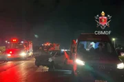 Mulher é hospitalizada após carros saírem da pista em acidente na DF-001