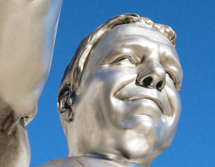 Estatua de tamanho real de Ron DeSantis derretendo intencionalmente em resposta aos negacionistas das mudanças climáticas