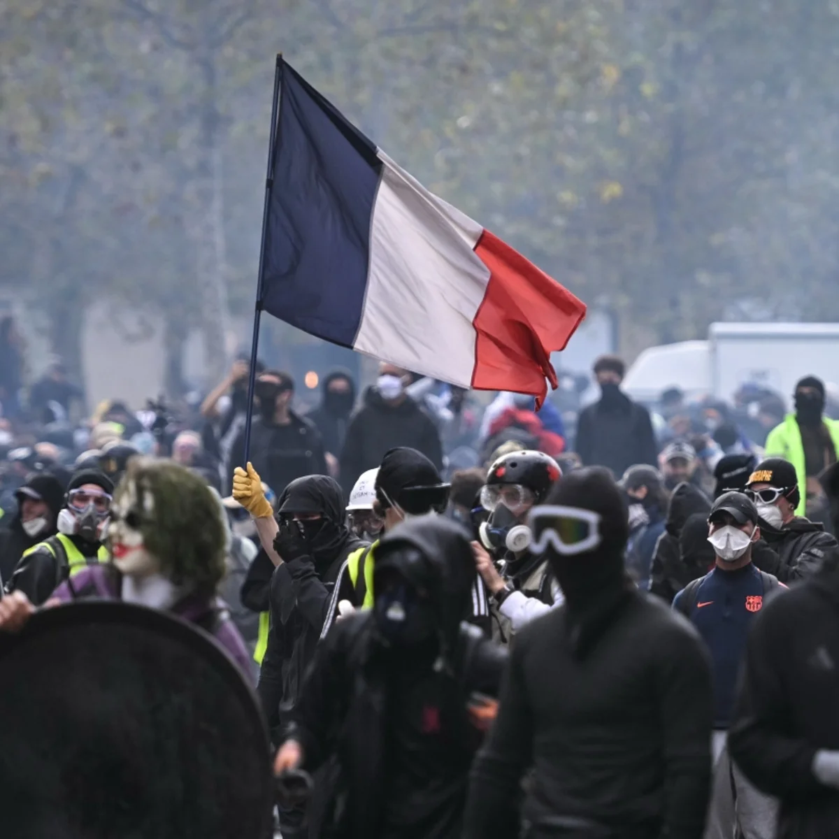 França: após novo toque de recolher, premiê francês se reúne com sindicatos