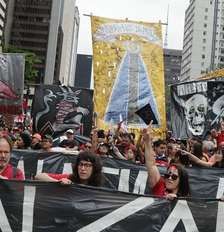 Militantes, simpatizantes e apoiadores do presidente da República, Luiz Inácio Lula da Silva (PT), participam de um ato político em apoio à sua reeleição na Avenida Paulista, na cidade de São Paulo (SP), neste domingo, 11 de outubro de 2026 Foto: RAUL LUCIANO/ATO PRESS/ESTADÃO CONTEÚDO