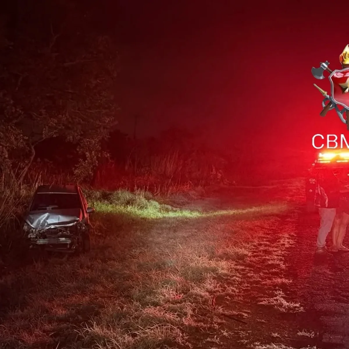 Mulher é hospitalizada após carros saírem da pista em acidente na DF-001