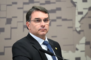 Flávio Bolsonaro pede ao STF que afaste de Dino de casos relacionados a ele, a Lula e às eleições