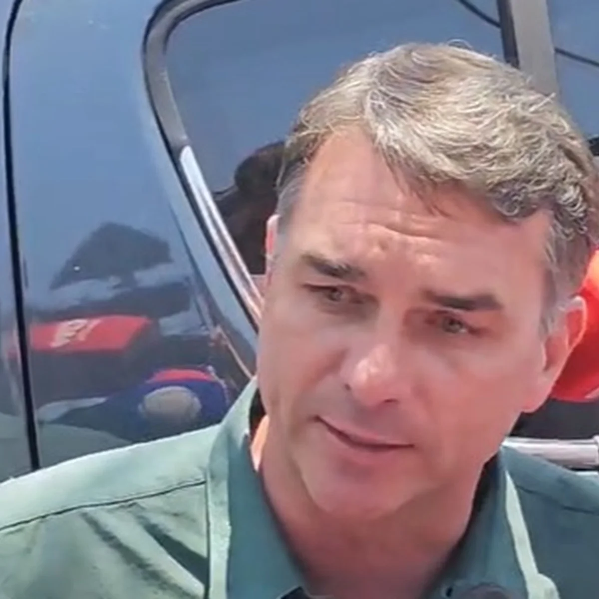 Flávio Bolsonaro registra presença e deve votar PEC da 6x1 no Senado