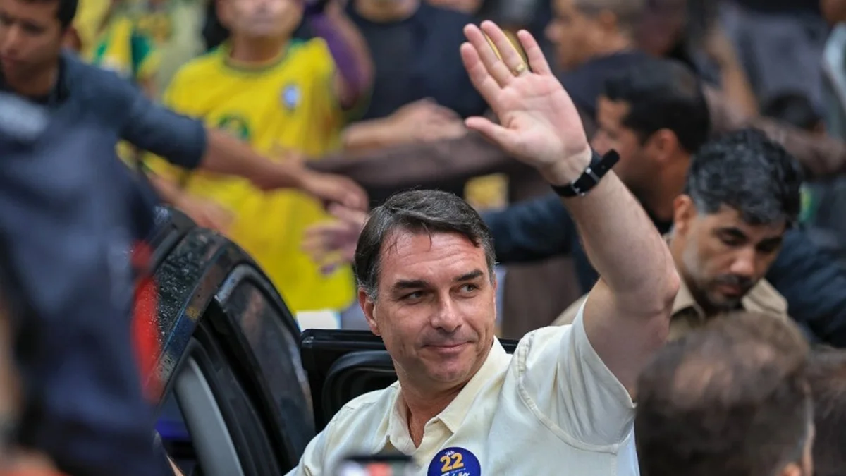 Aliados mineiros apontam perseguição a Flávio e apoiam saída do país