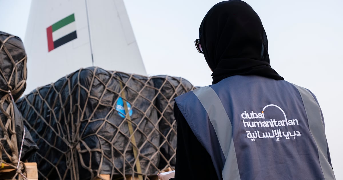 Dubai envia suprimentos de alívio invernal para a Faixa de Gaza por meio de uma nova ponte aérea