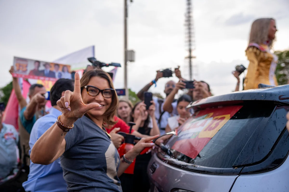 Após críticas, Janja diz que atuação em campanha de Lula é "legítima"