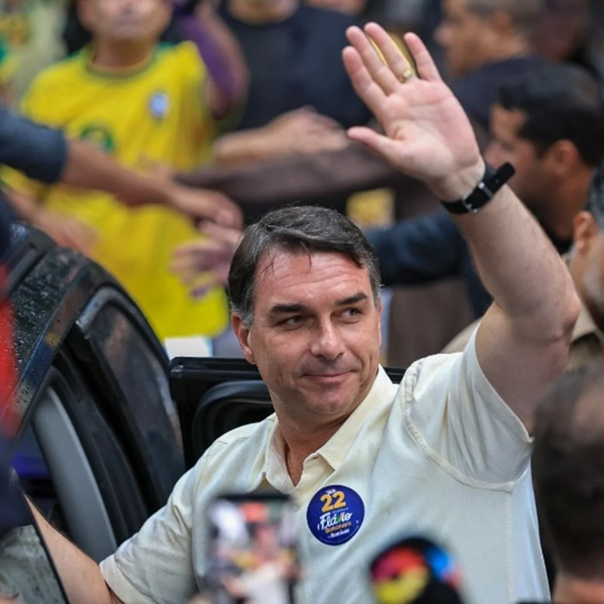 Aliados mineiros apontam perseguição a Flávio e apoiam saída do país