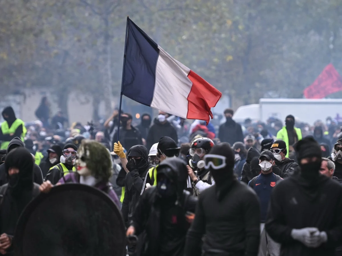 França: após novo toque de recolher, premiê francês se reúne com sindicatos