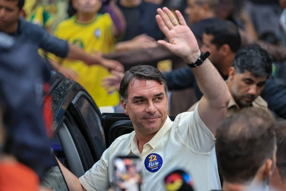 Aliados mineiros apontam perseguição a Flávio e apoiam saída do país
